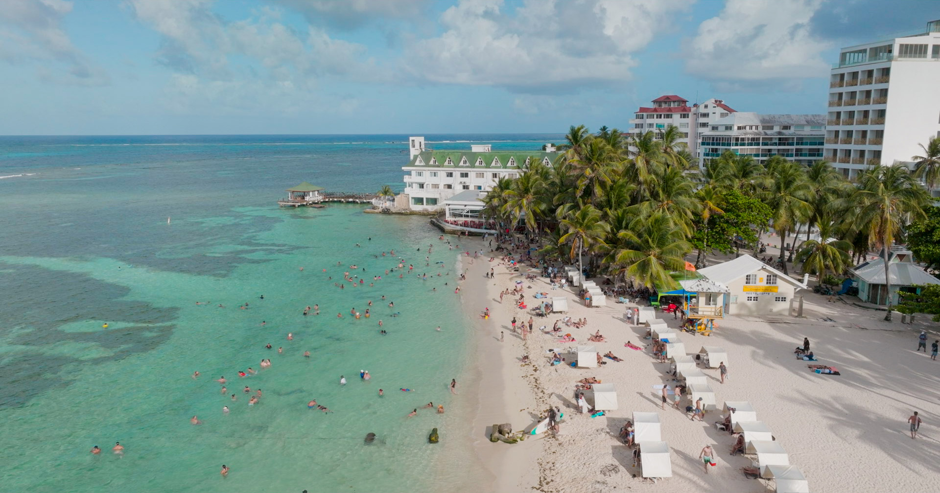 Peatonal Spratt Bight sector Hotel Dorado